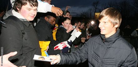 Arshavin greets his new fans and fellow Gooners